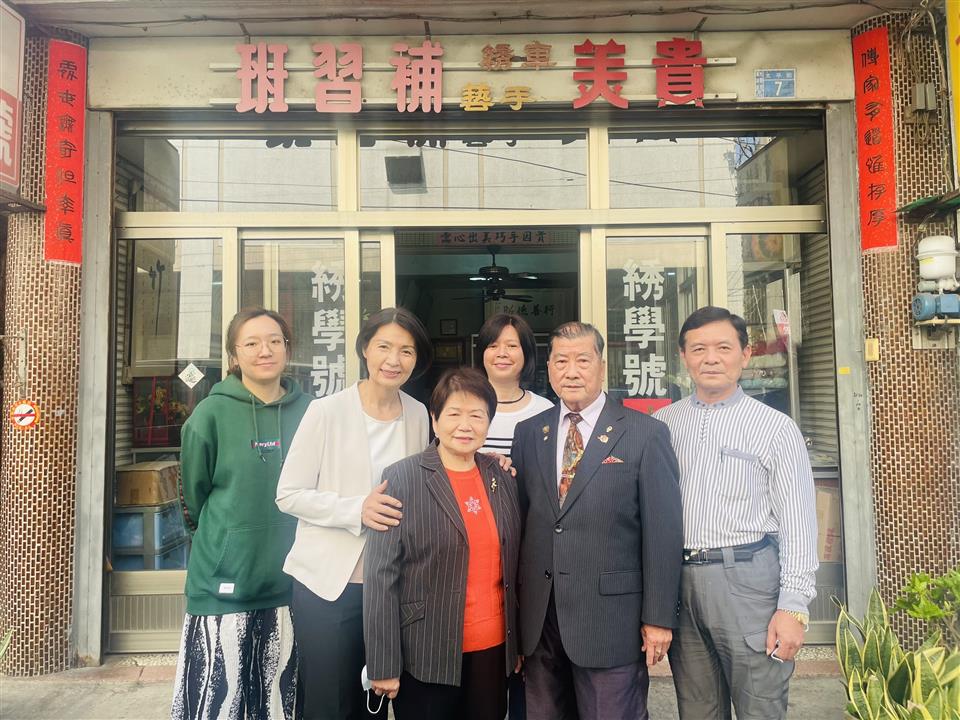 04月份鎮政活動剪影1110406黃鎮長母親節到宅祝賀，祝福模範母親，母親節快樂！